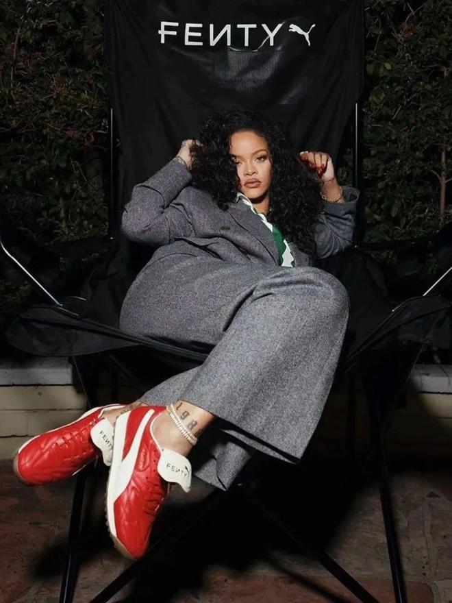 出圈！Rihanna、NewJeans联名款释出AG旗舰厅网站首页Lisa、王嘉尔加持LV潮鞋(图3)