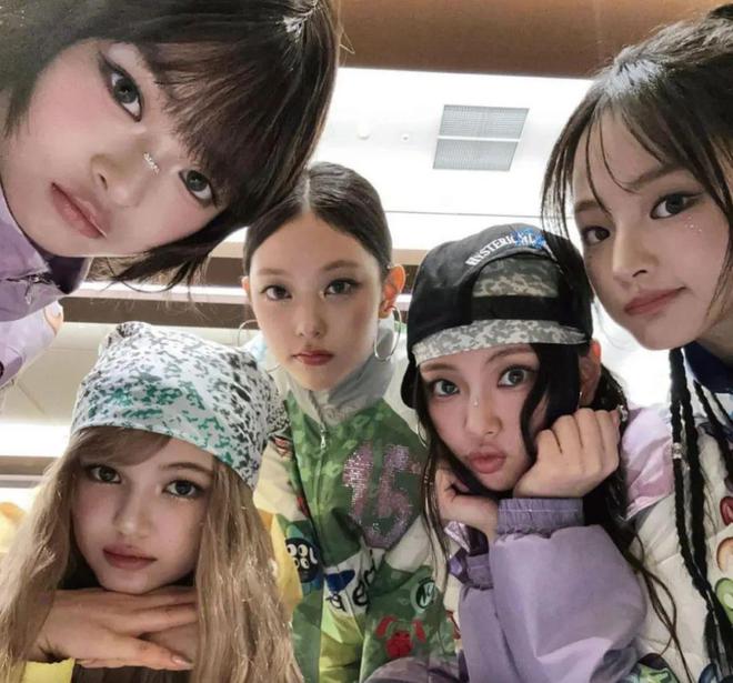 出圈！Rihanna、NewJeans联名款释出AG旗舰厅网站首页Lisa、王嘉尔加持LV潮鞋(图2)