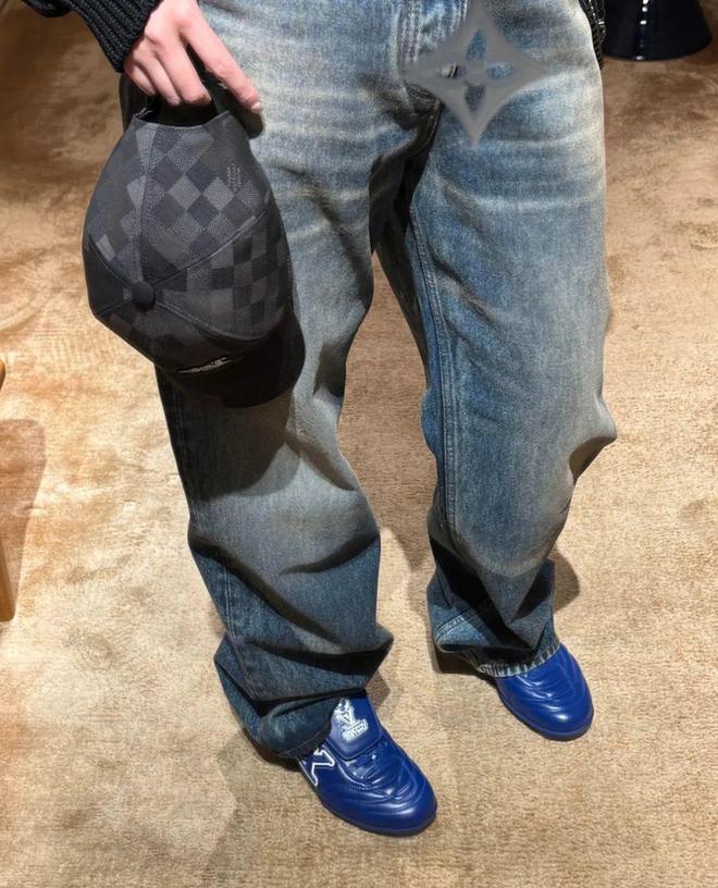 出圈！Rihanna、NewJeans联名款释出AG旗舰厅网站首页Lisa、王嘉尔加持LV潮鞋(图4)