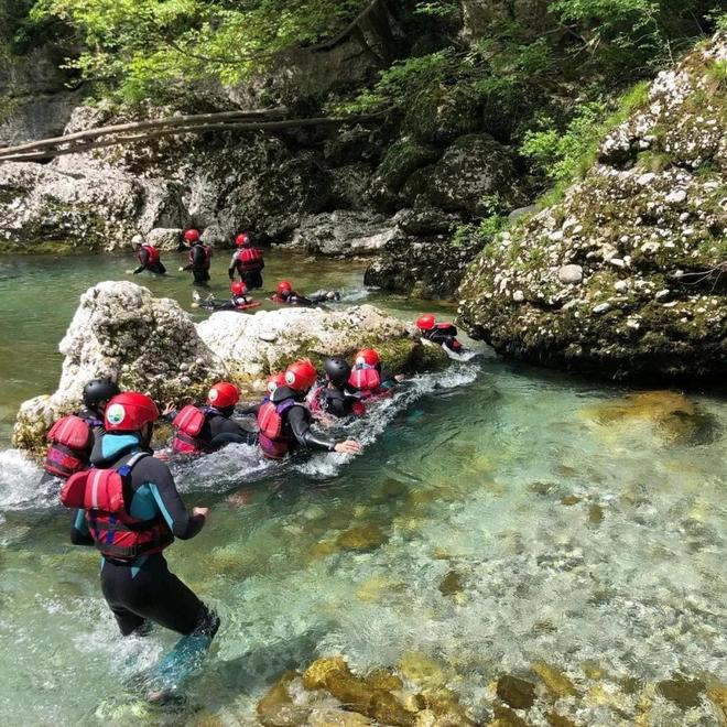 件套被一双“臭鞋”抢了风头ag旗舰厅注册中国中产三(图14)